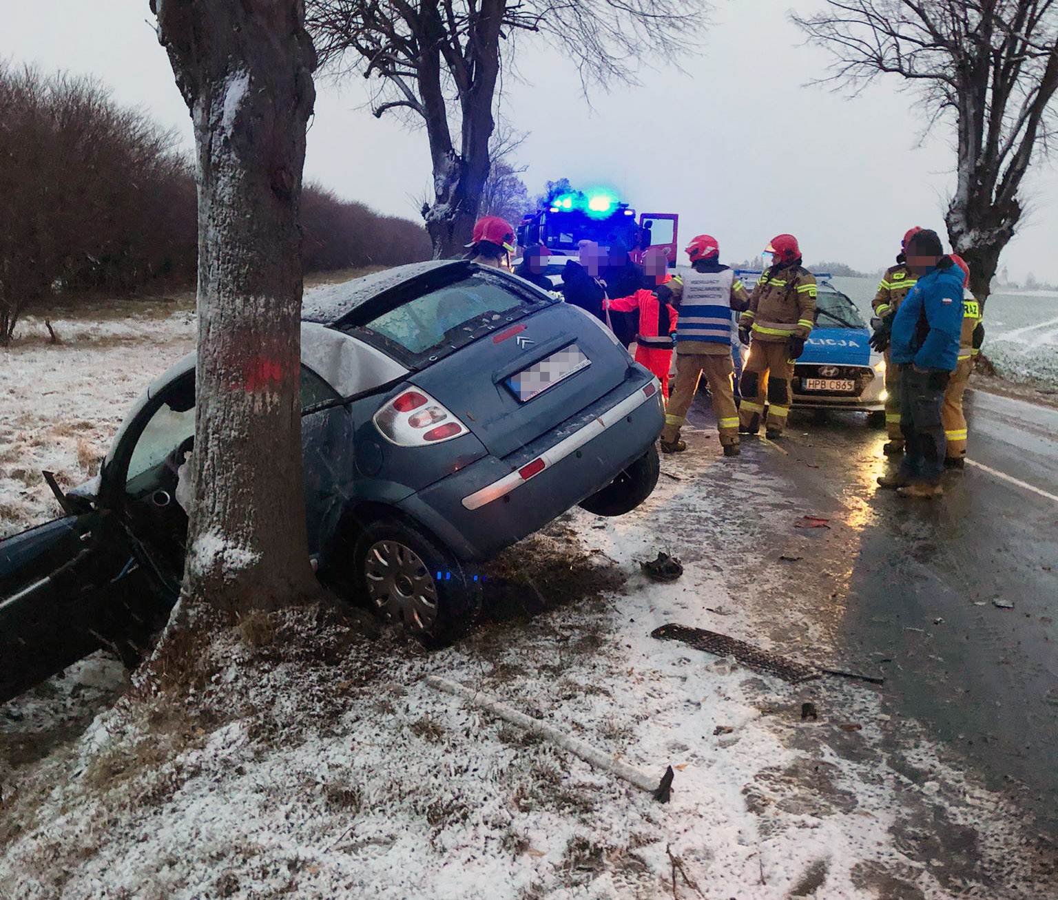 Wypadek na drodze Strzegom-Świdnica. Uderzył w drzewo, a następnie w ciężarówkę [FOTO]